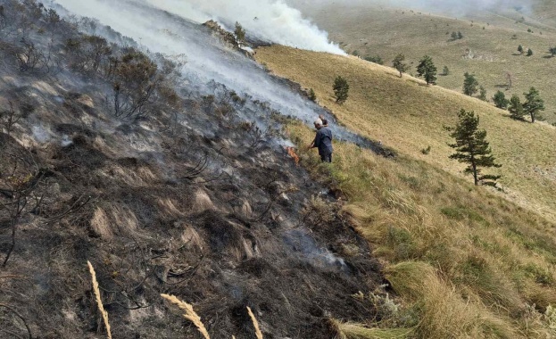 Продължават усилията за овладяване на пожара в Природен парк Рилски