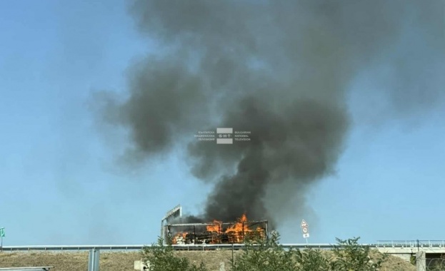 Камион избухна в пламъци и напълно изгоря на магистрала Струма