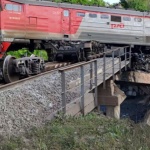 Два влака дерайлираха в Русия, един машинист загина