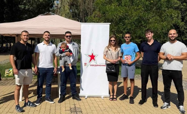 Младежкото обединение в БСП - София раздаде книги и учебни пособия на деца и родители по случай 15 септември