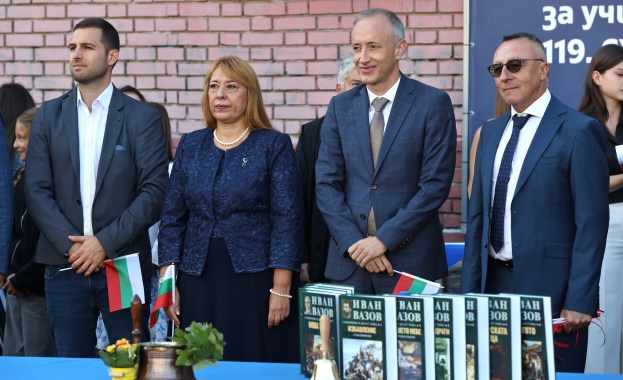 Министърът подари 10 тома с произведенията на Вазов на училищата