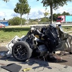 Кола се заби в дърво и се разцепи на две в София, има загинал