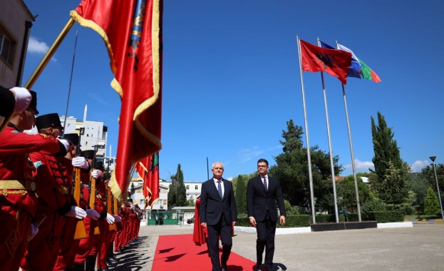 С официална церемония с военни почести днес 15 септември министърът
