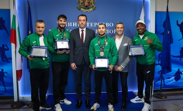 Министърът на младежта и спорта Иван Пешев награди с почетни