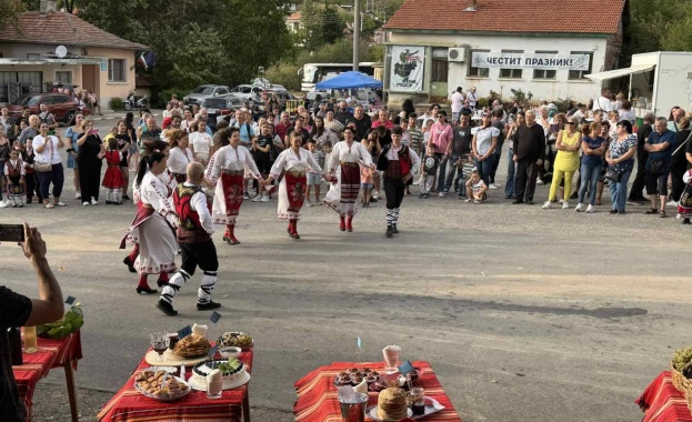 С много музика танци и настроение в старозагорското село Елхово