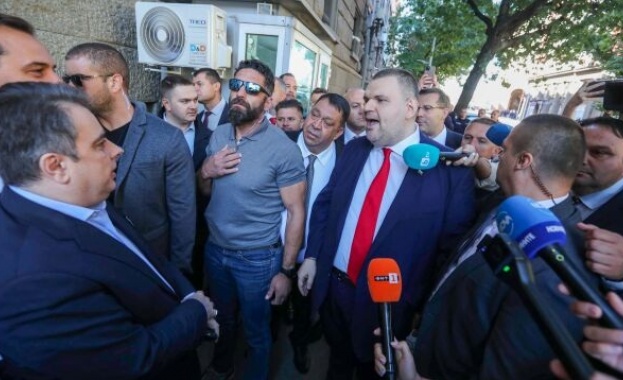 Триумф на отвратителното така Антон Кутев нарече размяната на