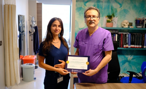 Д р Ани Дзакова е специализант по пластично възстановителна и естетична хирургия