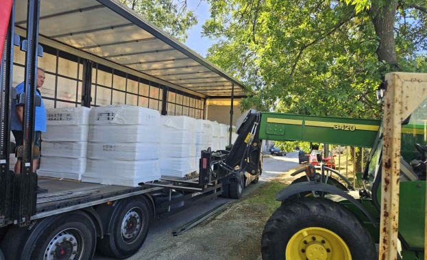 осигури и достави 13 176 литра бутилирана вода за питейни