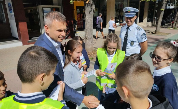 На пешеходната зона в Шумен ученици от СУ Панайот
