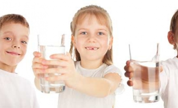 Трябва да пием най малко 1 5 литра вода дневно съветва проф