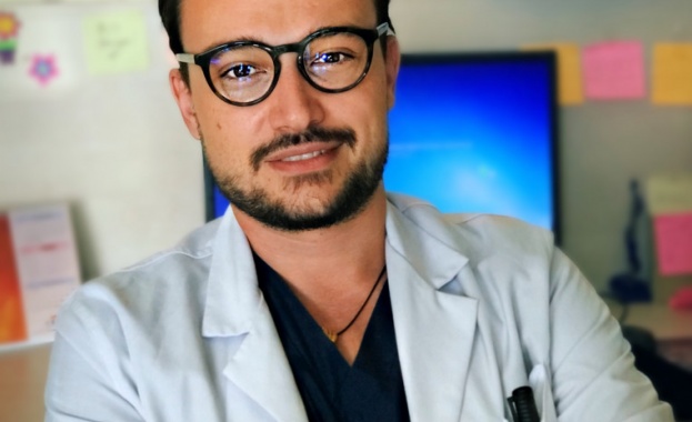 Доктор Лъчезар Добричков е млад специалист съдов хирург който освен