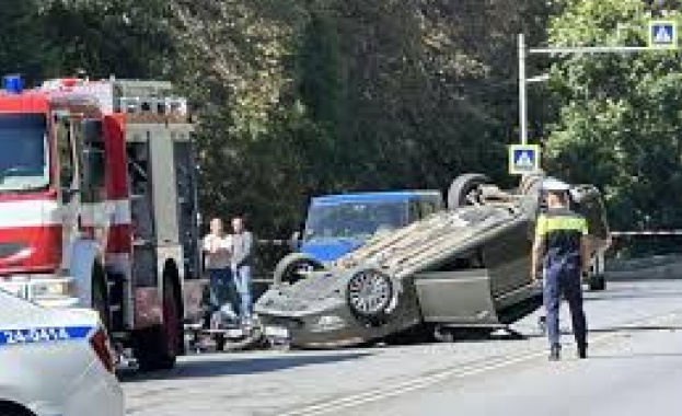 Двама души загинаха при тежката катастрофа между лек автомобил и