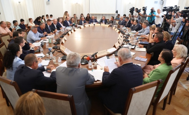 Той координира действията за преодоляване на водната криза
Днес ще се