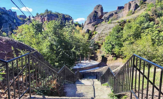 Местната власт възстанови емблемата на града летния театър Гъбите