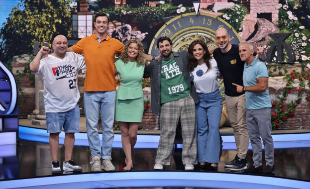 Капитани ходят на ръце участници се поздравяват с иху аху и