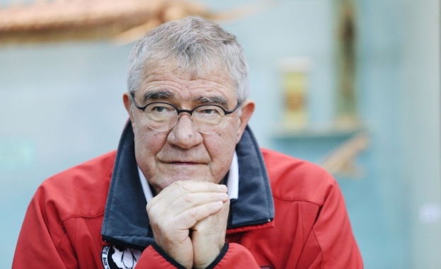 Антарктида обединява история природа и българските ни полярници Всичко това