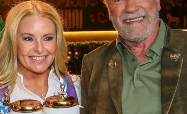 Арнолд Шварценегер дирижира оркестър в бирена шатра на Октоберфест в Мюнхен