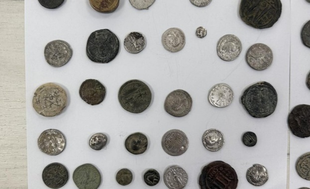 Контрабандни старинни монети и предмети задържаха митничари