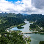 В Югозападен Китай днес беше отворен за движение най-високият мост в света