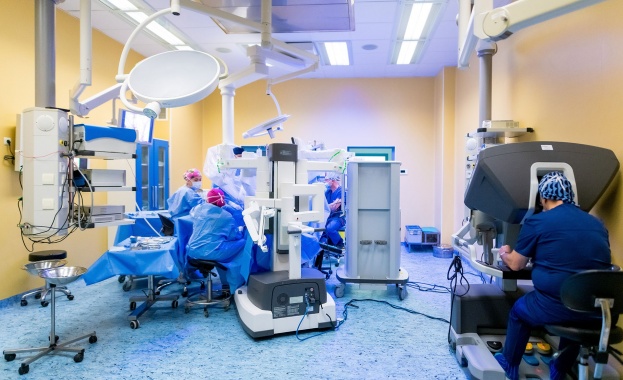 Исторически пробив в Плевен: Водещи хирурзи извършиха първата у нас операция на комплексни съдови заболявания с робот Da Vinci