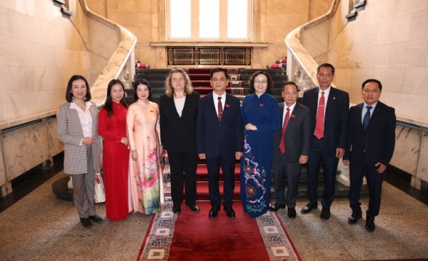 Наталия Киселова разговаря с представители на делегацията на Етническия съвет на НС на Виетнам