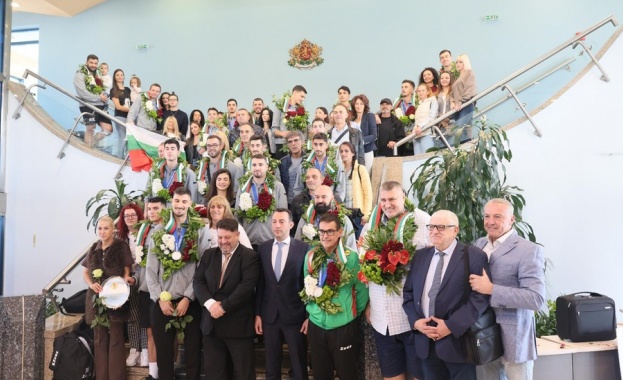 Националите ни по волейбол се завърнаха на родна земя