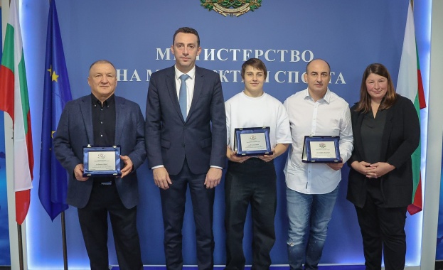 Министър Пешев награди Юлияна Янева за спечеления сребърен медал