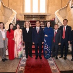 Наталия Киселова разговаря с представители на делегацията на Етническия съвет на НС на Виетнам