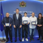 Министър Пешев награди Юлияна Янева за спечеления сребърен медал