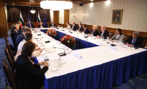 Наталия Киселова e домакин на работна закуска на ръководители на дипломатически мисии у нас на държави членки на ЕС