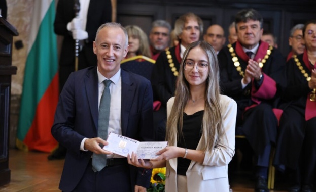 Министър Вълчев: Близо 40% от отличниците на България избират Софийския университет