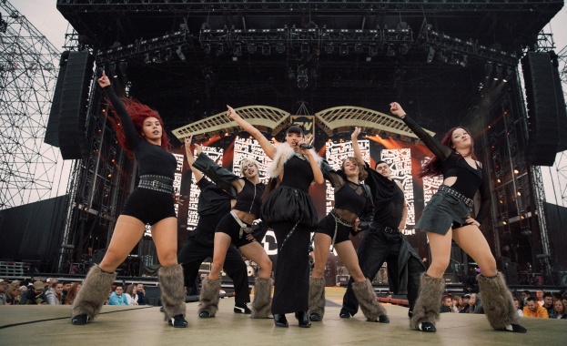 DARA изненада Robbie Williams с „Притури се планината“