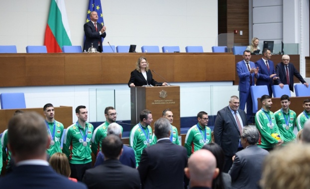 С ръкопляскания и ставане на крака народните представители поздравиха националния отбор по волейбол за мъже и треньорския щаб в пленарната зала на Народното събрание