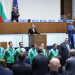 С ръкопляскания и ставане на крака народните представители поздравиха националния отбор по волейбол за мъже и треньорския щаб в пленарната зала на Народното събрание