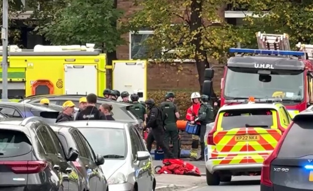 Кола се вряза в тълпа от хора пред синагога в Манчестър, няколко души са ранени