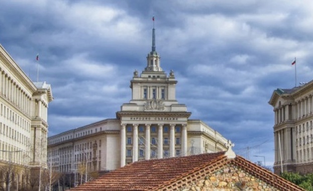 Политическа буря по върховете на властта Парламентът не работи заради