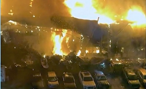 Склад в София се запали и част от него рухна, има загинал човек