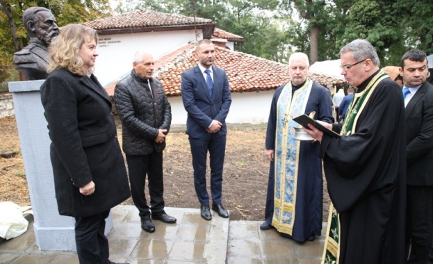 Председателят на НС Наталия Киселова откри паметник в къщата музей на „Негово Кралско Величество Карол I“ в Пордим