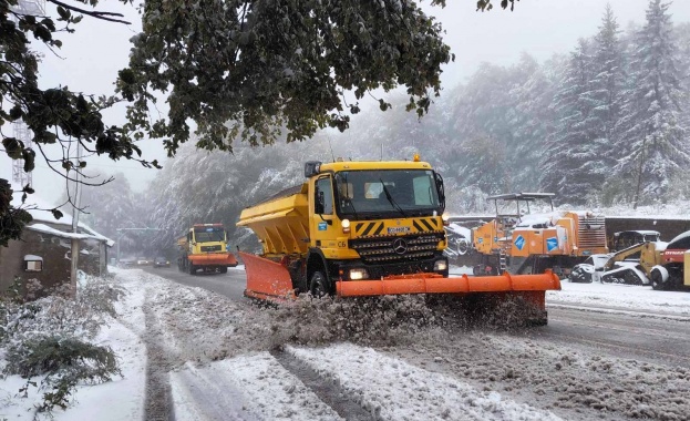 Във високопланинските райони дъждът преминава в сняг. Шофьорите да тръгват с автомобили с подходящи гуми, да се движат внимателно, със съобразена скорост и без рискови изпреварвания