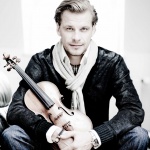 Вижте и чуйте историята: Кирил Трусов с цигулката от премиерата на Концерт за цигулка от Чайковски свири в зала „България“