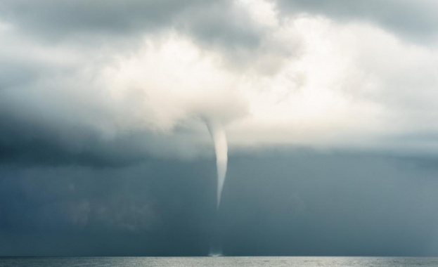 Торнадо се изви над морето в Царево
