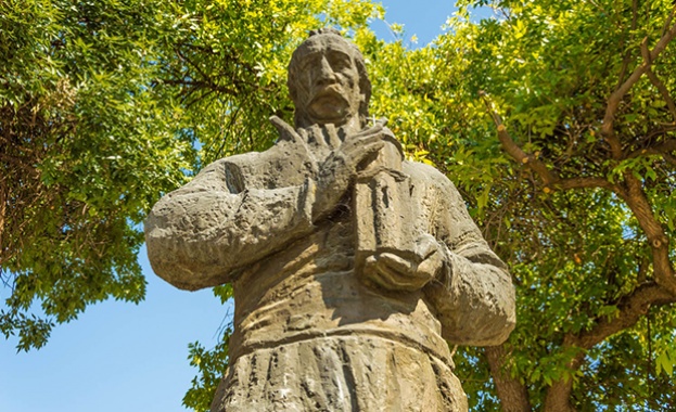 Гвоздей по гвоздей, тухла по тухла: Маршрут по следите на Колю Фичето