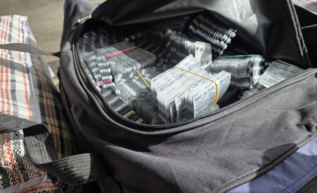Митническите инспектори на МП Калотина откриха пет чанти с медикаменти в лек автомобил от Сърбия