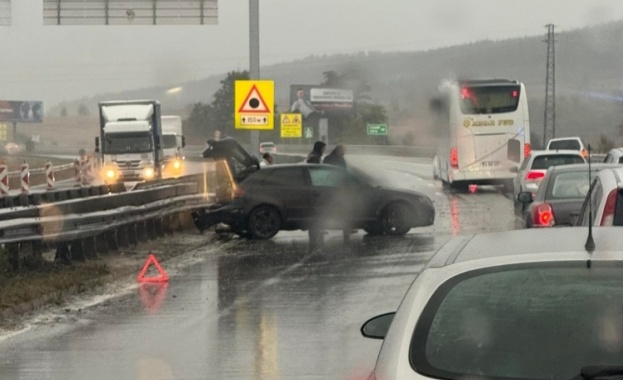 Катастрофа предизвика километрично задръстване на автомагистрала "Тракия"