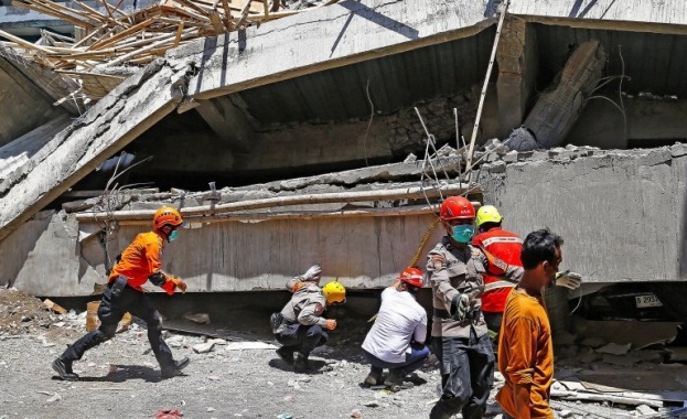 Броят на жертвите от срутването на училище в Индонезия нарасна до най-малко 50 души