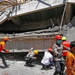 Броят на жертвите от срутването на училище в Индонезия нарасна до най-малко 50 души