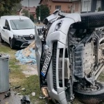 Пореден инцидент: Автомобил се заби в ограда на къща в кв. „Бенковски“. Как се стигна до катастрофата и защо това изкара живеещите в района на протест?