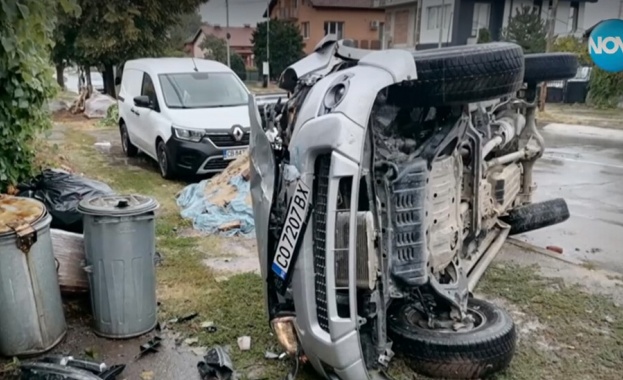 Пореден инцидент: Автомобил се заби в ограда на къща в кв. „Бенковски“. Как се стигна до катастрофата и защо това изкара живеещите в района на протест?