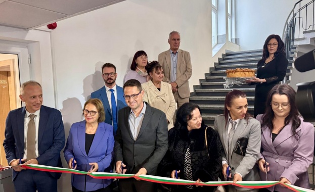 Министър Вълчев откри обновено студентско общежитие в Пловдив
