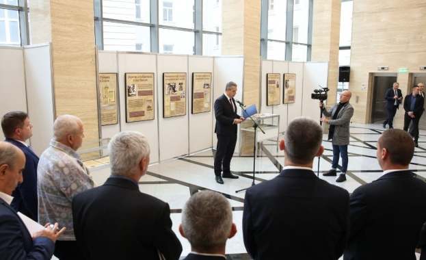 Народното събрание посвети изложба на човека, събрал възрожденската книжнина